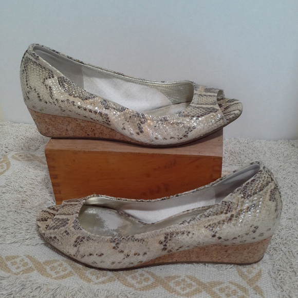 Cole Haan Shoes - Cole Haan shoes Size 8.5B Nike Air Elsie Beige